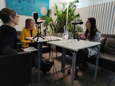 3 Personen am Tisch bei der Aufnahme des Podcats